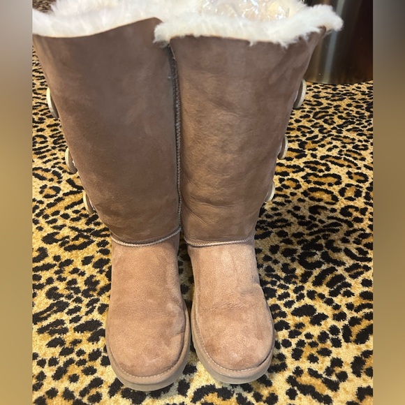 UGG AUSTRALIA Premium 3-Button Boot in Chestnut Size 9 - Picture 6 of 16